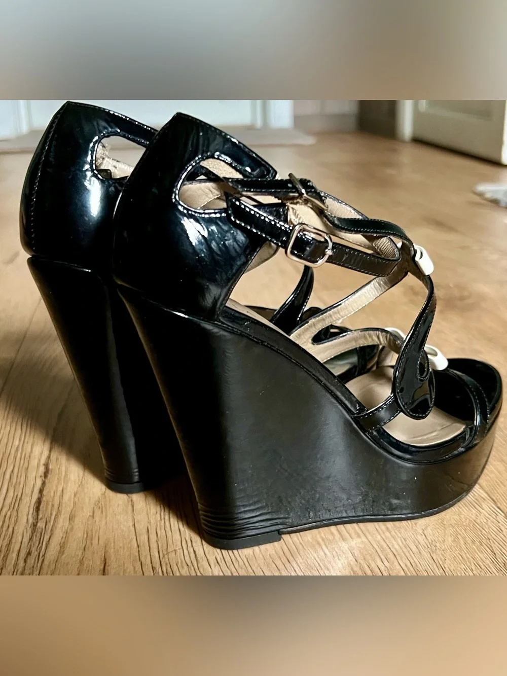 Furla Vero Cuoio Patent Leather Wedge/Platform Bow Sandals